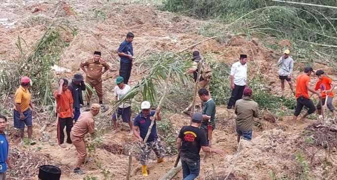 Longsor Terjang Desa Pebassian, Bupati Mamasa Tinjau Langsung Lokasi Bencana